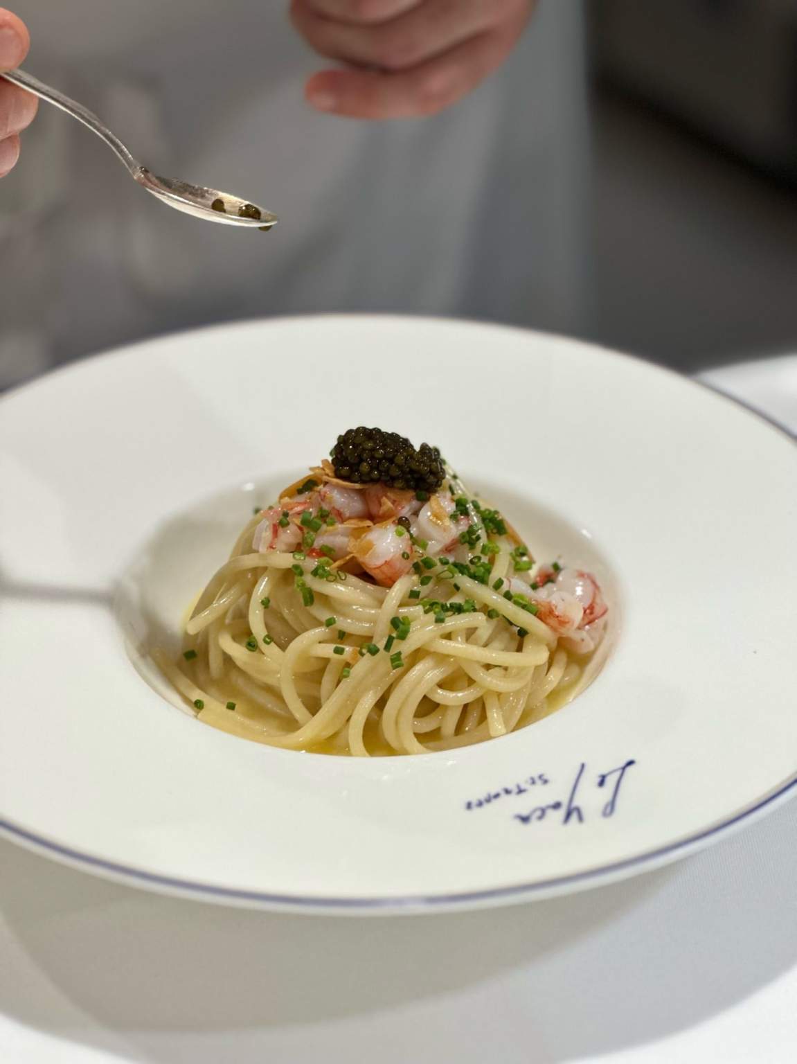 Spaghetti "Gentile" olio, aglio croccante, peperoncino, gamberi rossi e caviale | Restaurant italien Le Patio Saint-Tropez | Hotel 5 étoiles Le Yaca Saint-Tropez