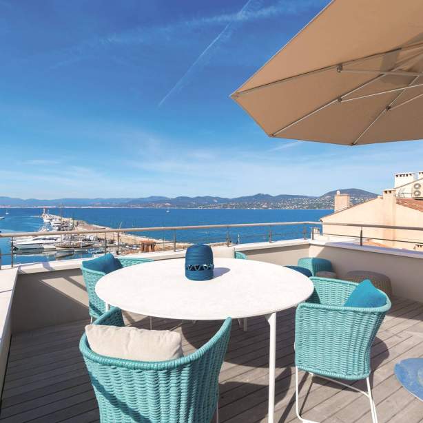 terrasse vue mer golfe de saint tropez location villa de luxe avec services hôteliers